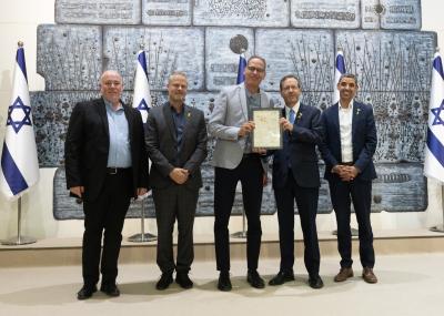 זהר שרון בטקס קבלת הפרס