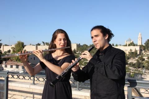 נגני חליל וקלרינט על רקע העיר העתיקה נגני חליל וקלרינט על רקע העיר העתיקה